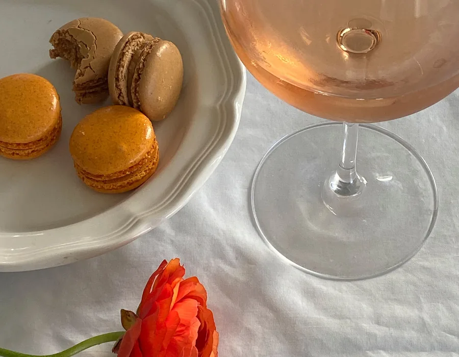 Verre de vin rosé du Roussillon servi en terrasse