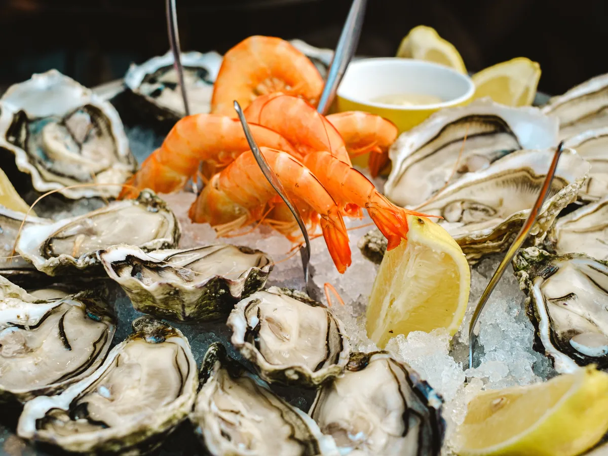 Plateau de fruits de mer avec huîtres et coquillages