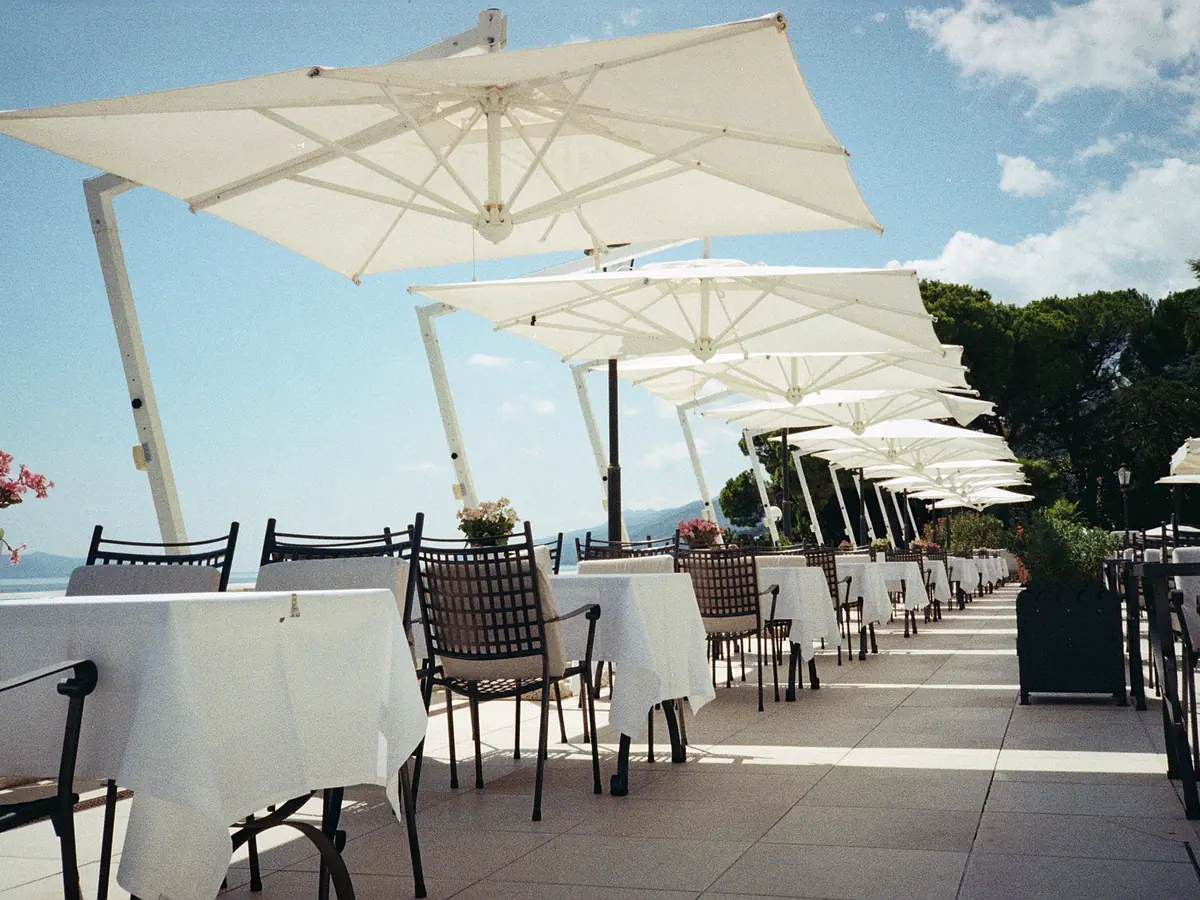 Terrasse de restaurant au bord de la Méditerranée à Canet-en-Roussillon